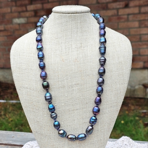 Jewelry - Genuine black sea pearl necklace